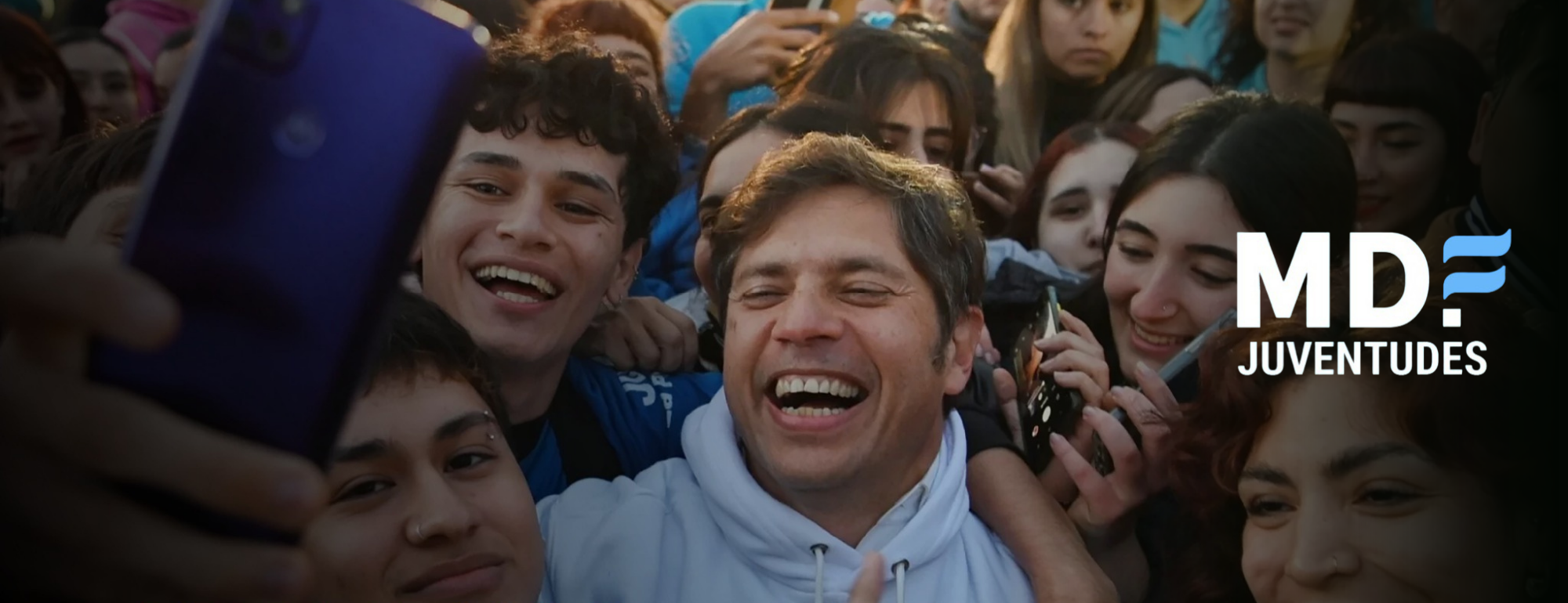 MDF Juventudes junto a jóvenes en un encuentro